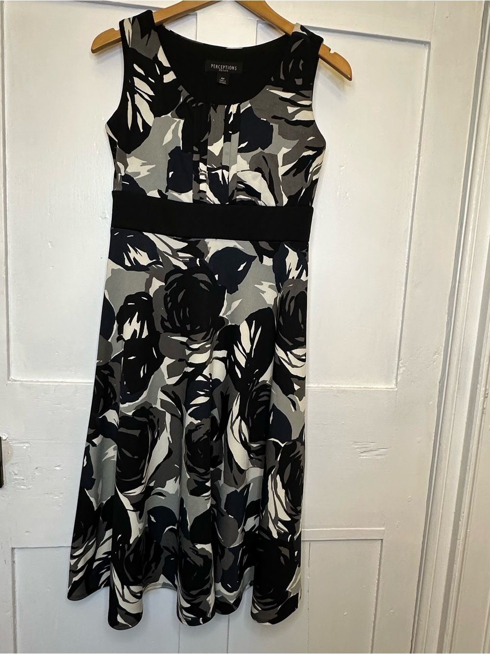 Perceptions Sleeveless Floral A-line Midi Dress in Black and Gray Size 4P